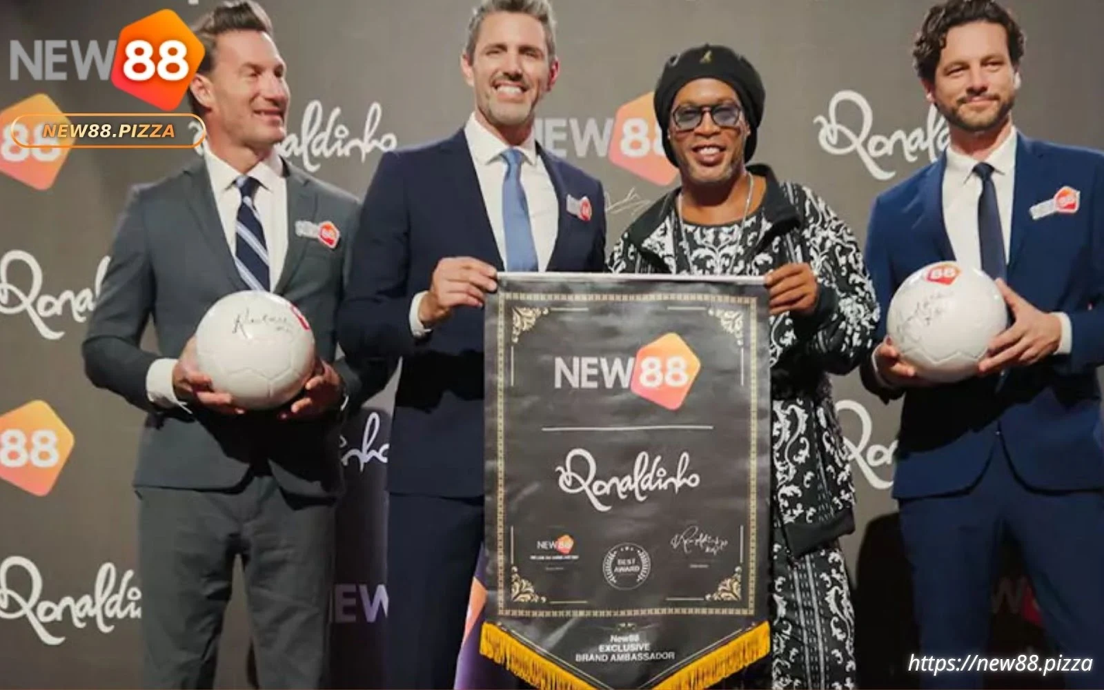 Ronaldinho chup hinh luu niem cung dai dien New88